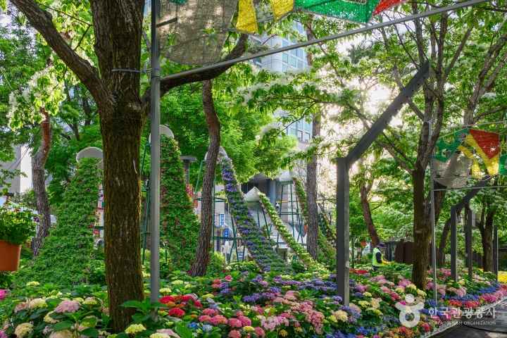 Yuseong Hot Springs Park