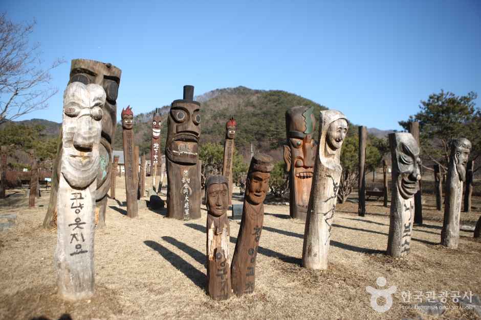 Chilgapsan Totem Pole Park