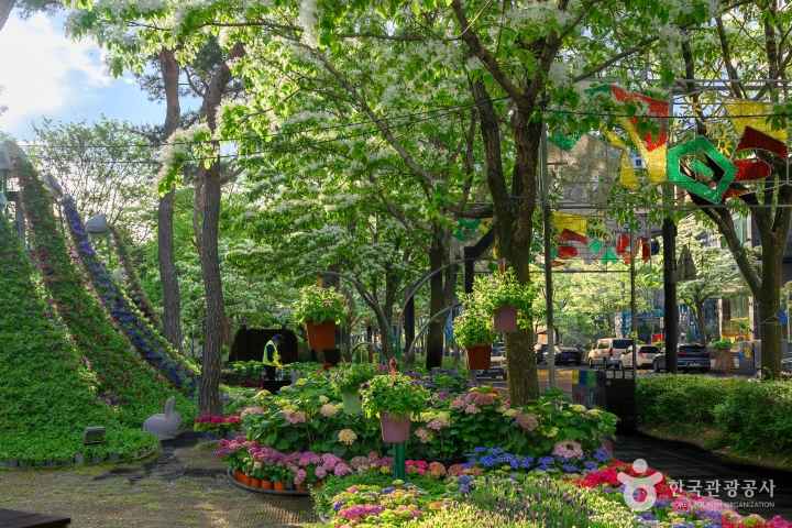 Yuseong Hot Springs Park