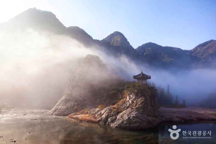 Sea of Clouds over Wollyubong Peak