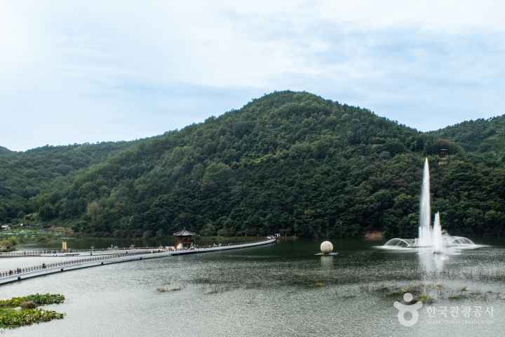 Song Hae Park, Ogyeonji Pond