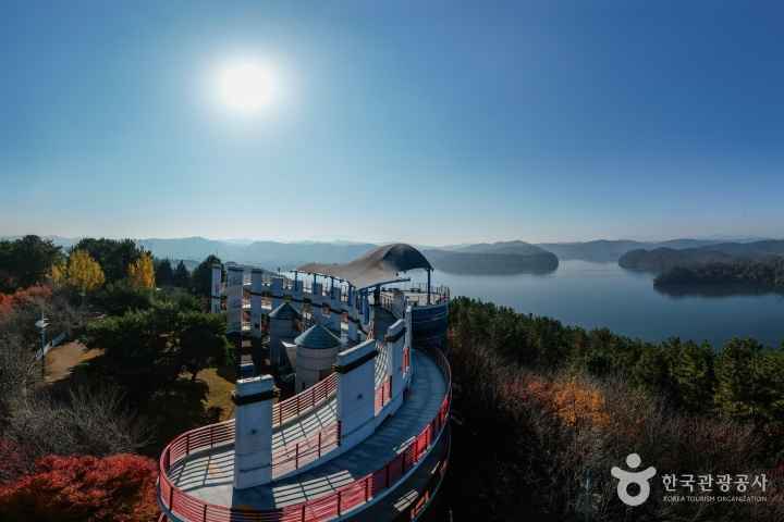 Jinyangho Lake Watchtower