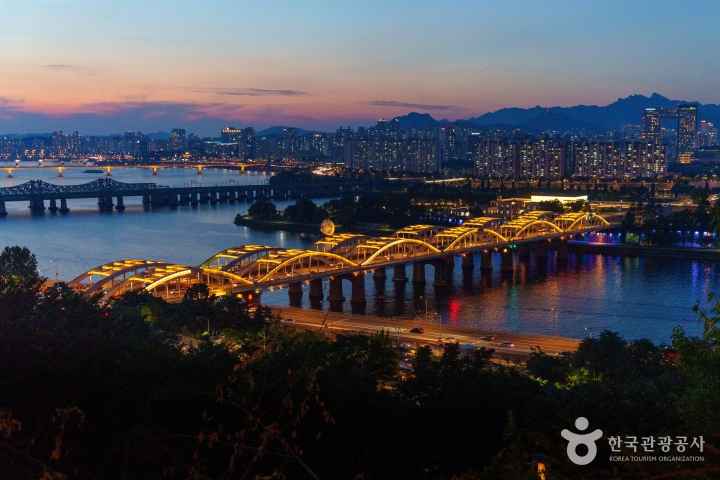 Yongyangbongjeojeong Park