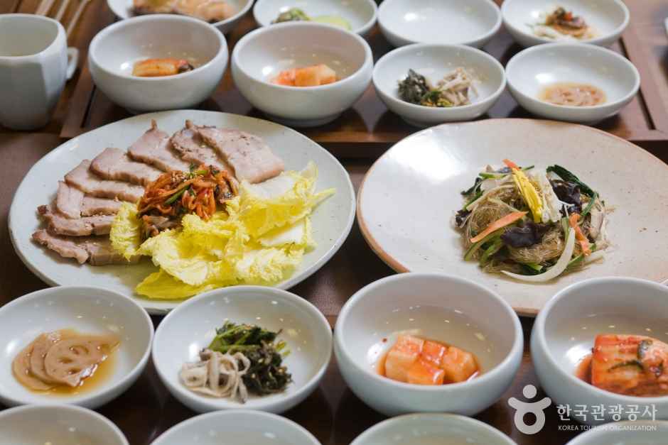 Hanjeongsik(Korean Food Tabling)