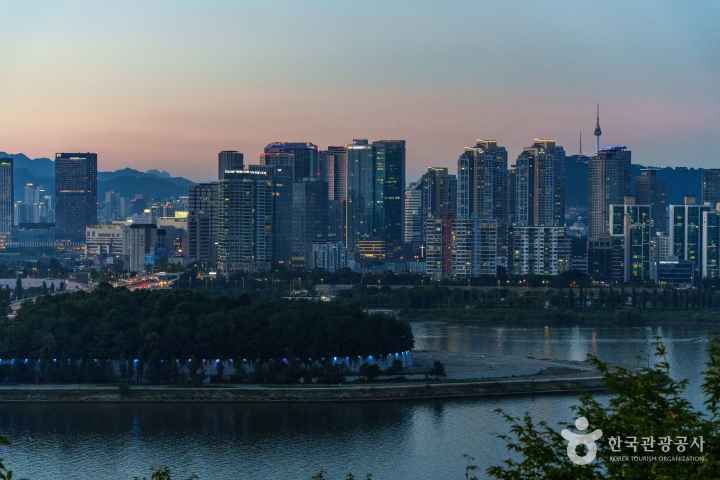 Yongyangbongjeojeong Park