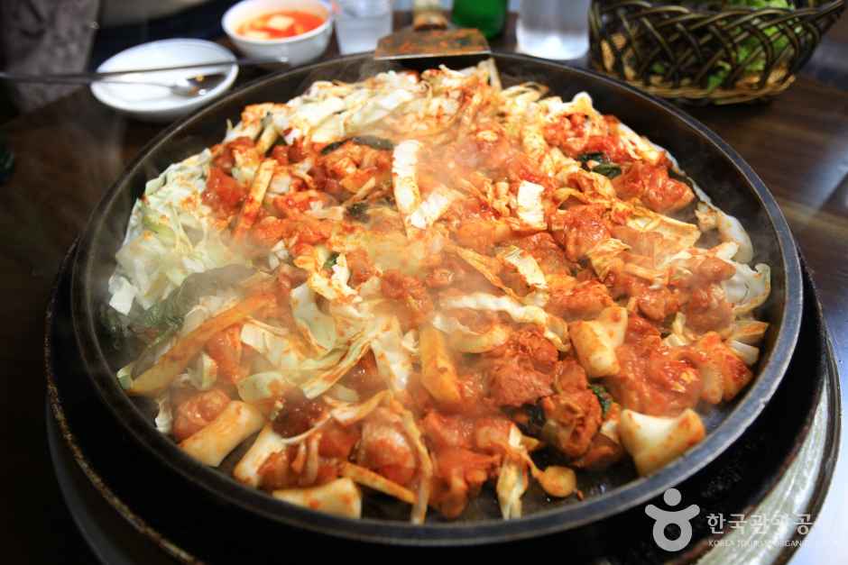 Dakgalbi(spicy, stir-fried chicken ribs)