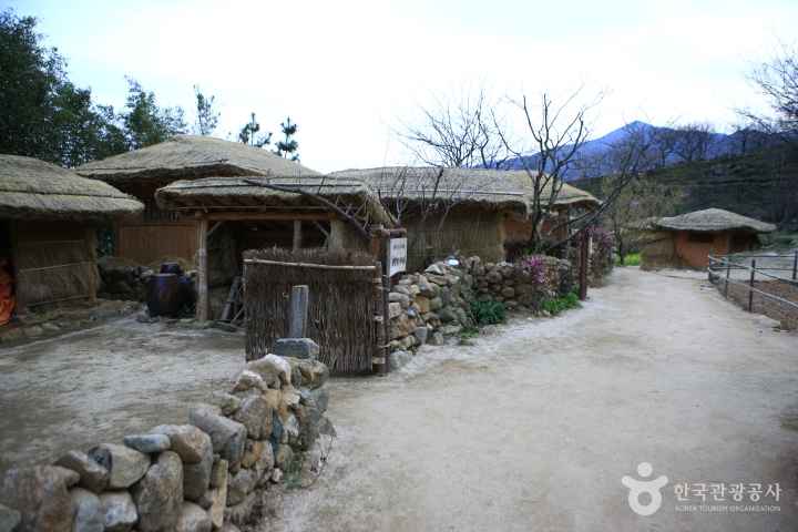 a Background site of Novel 'Land' 
