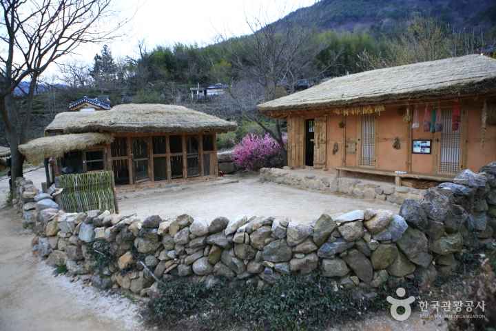 a Background site of Novel 'Land' 