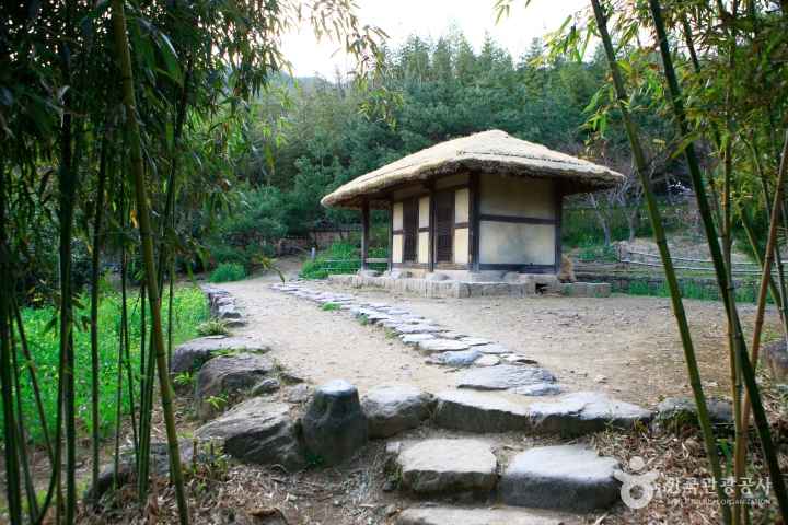 a Background site of Novel 'Land' 
