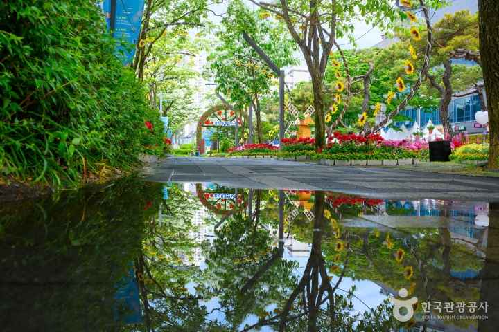 Yuseong Hot Springs Park