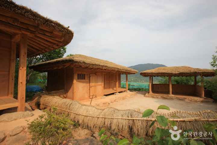 a Background site of Novel 'Land' 