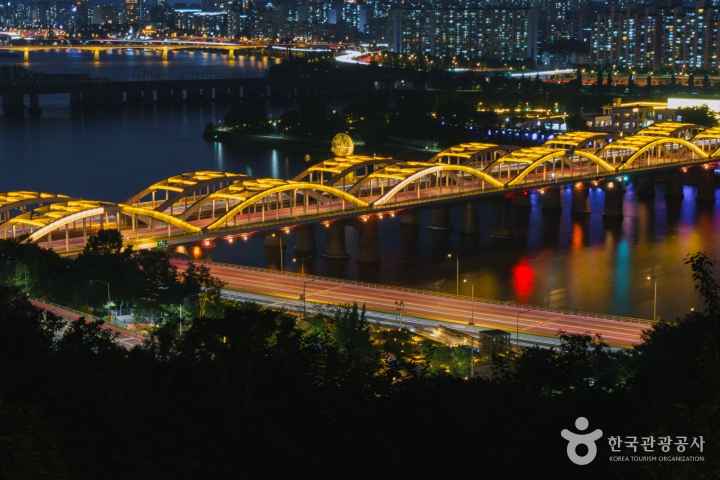 Yongyangbongjeojeong Park
