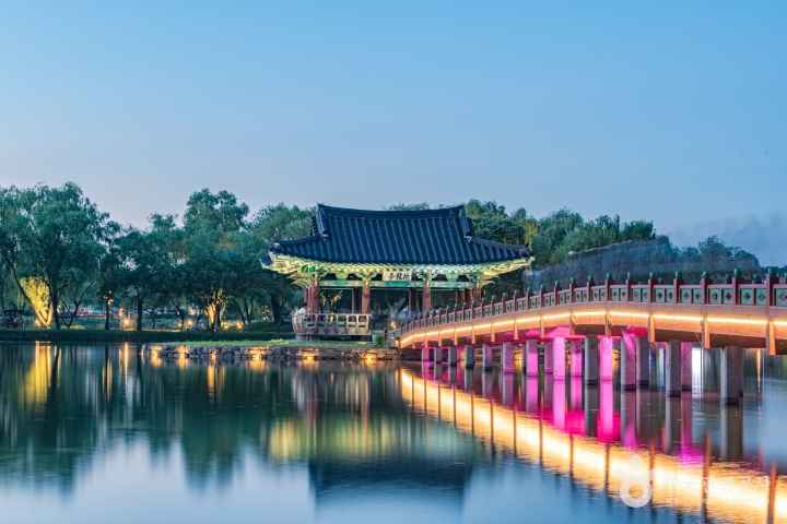 Seodong Park and Gungnamji Pond