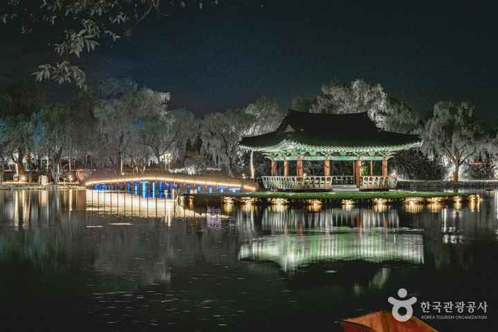 Seodong Park and Gungnamji Pond