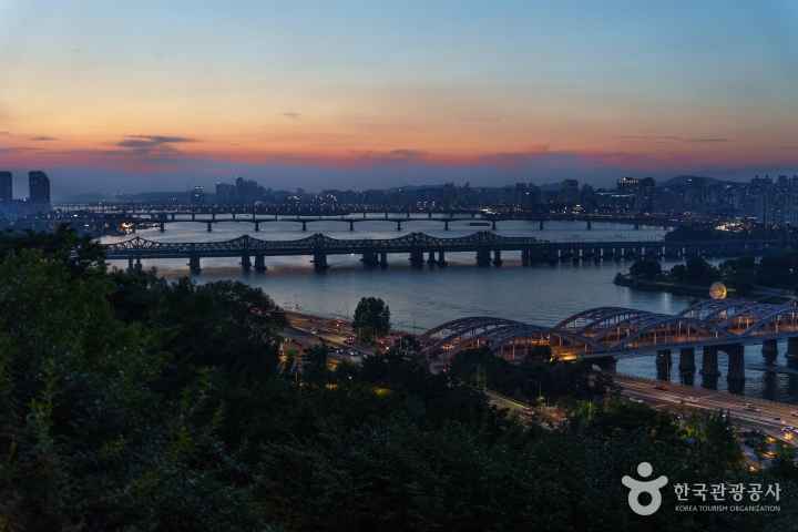 Yongyangbongjeojeong Park