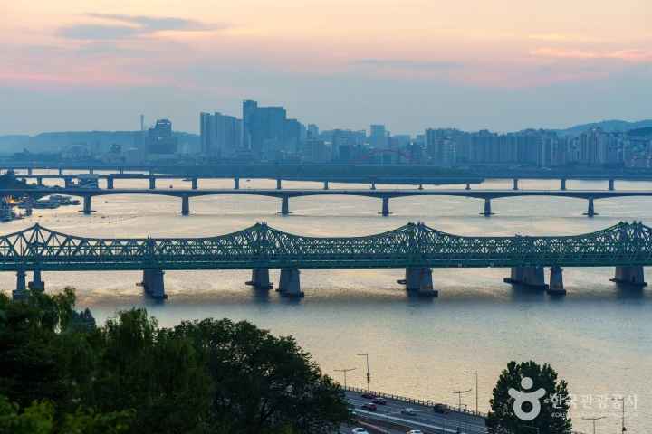 Yongyangbongjeojeong Park