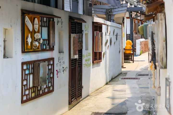 Yangnim-dong Penguin Village Craft Street