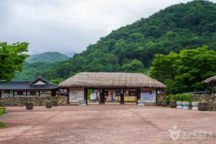 Oeam Folk Village
