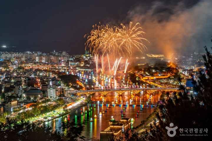 Jinju Namgang Yudeung Festival